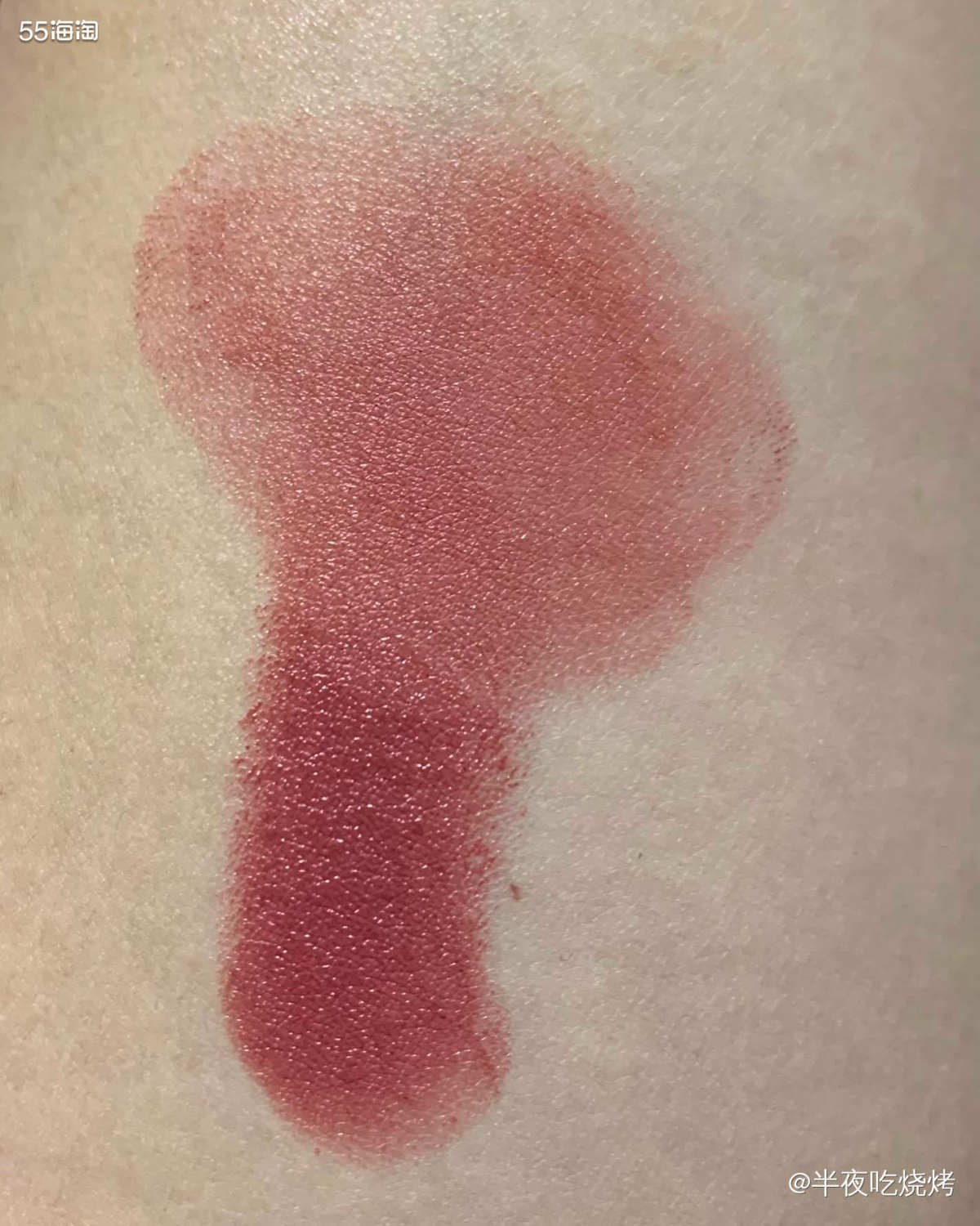 🥥豆沙色口红💄可以说是很能出错的一个选择了，淡妆浓抹总相