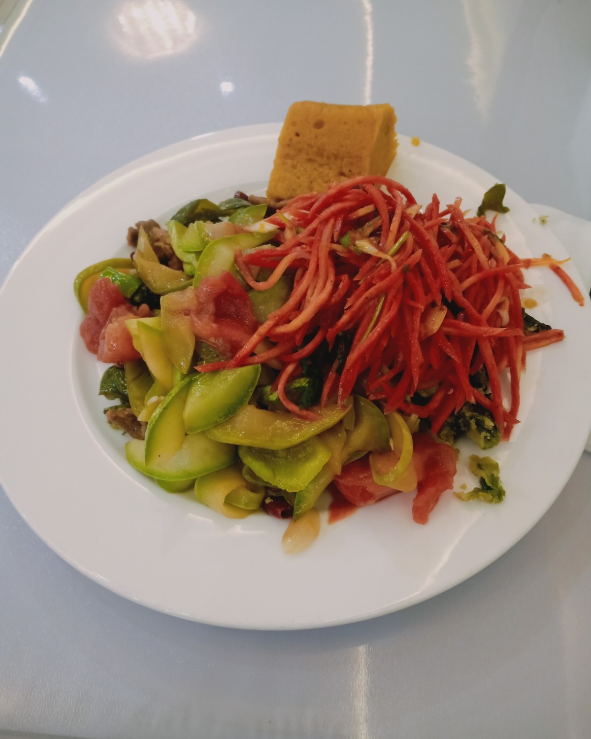 早上还是单位食堂，最近有豆浆真不错，比喝稀饭热量少，喝完还有