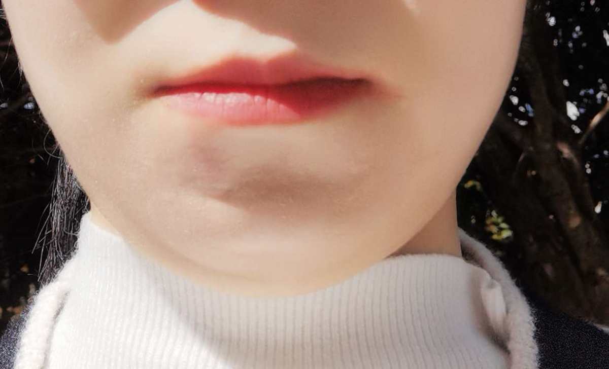 ✅今日份口红来自雅诗兰黛333色号，干枫叶红，薄涂层为橘色，