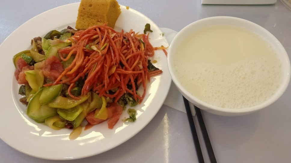 早上还是单位食堂，最近有豆浆真不错，比喝稀饭热量少，喝完还有
