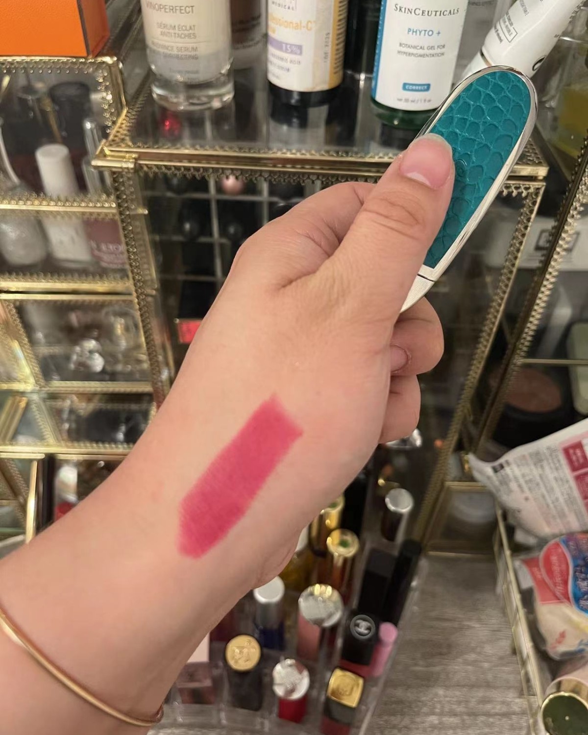 娇兰口红💄最大的特点就是壳子貌美（也贵）520色号，非常好