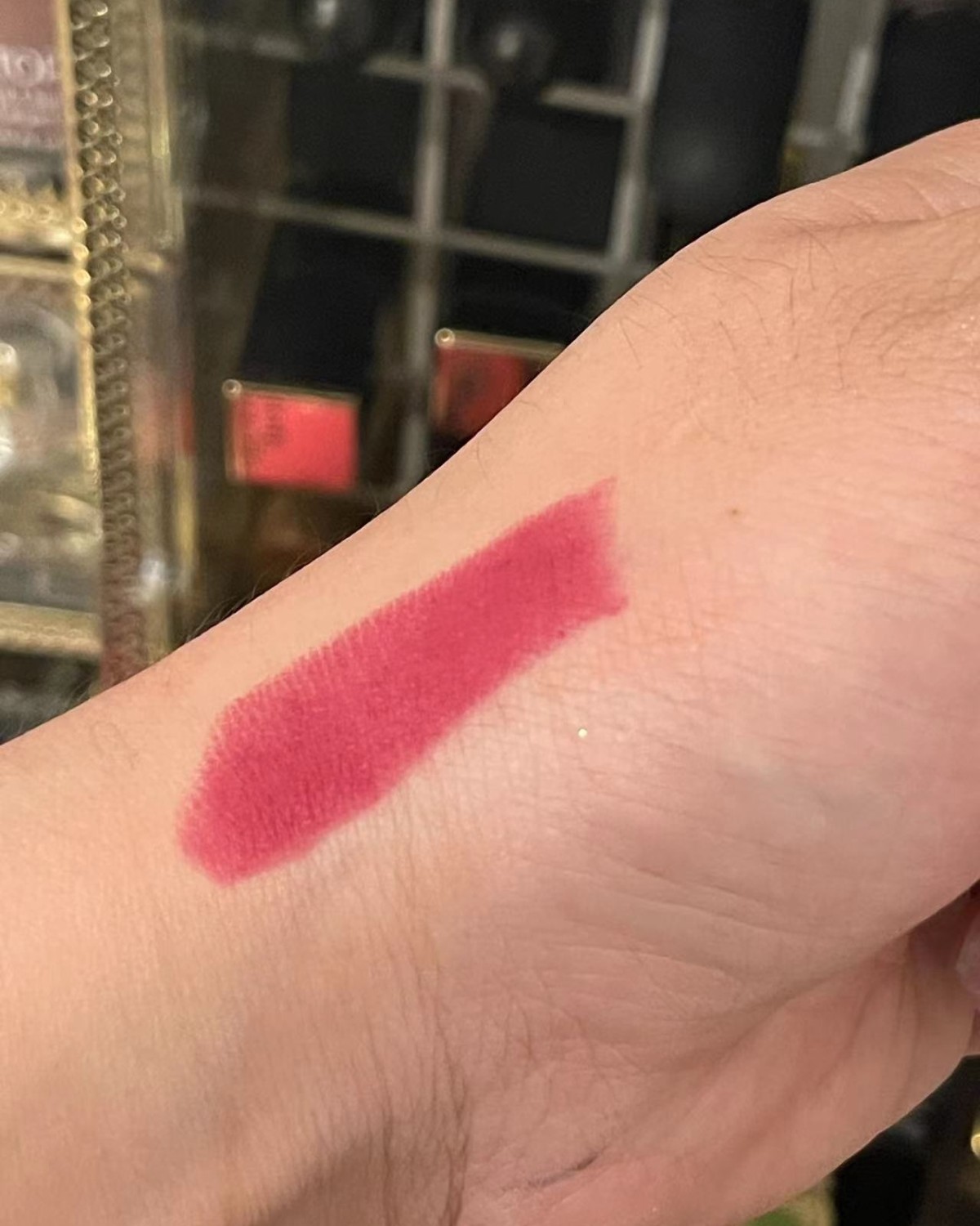 娇兰口红💄最大的特点就是壳子貌美（也贵）520色号，非常好
