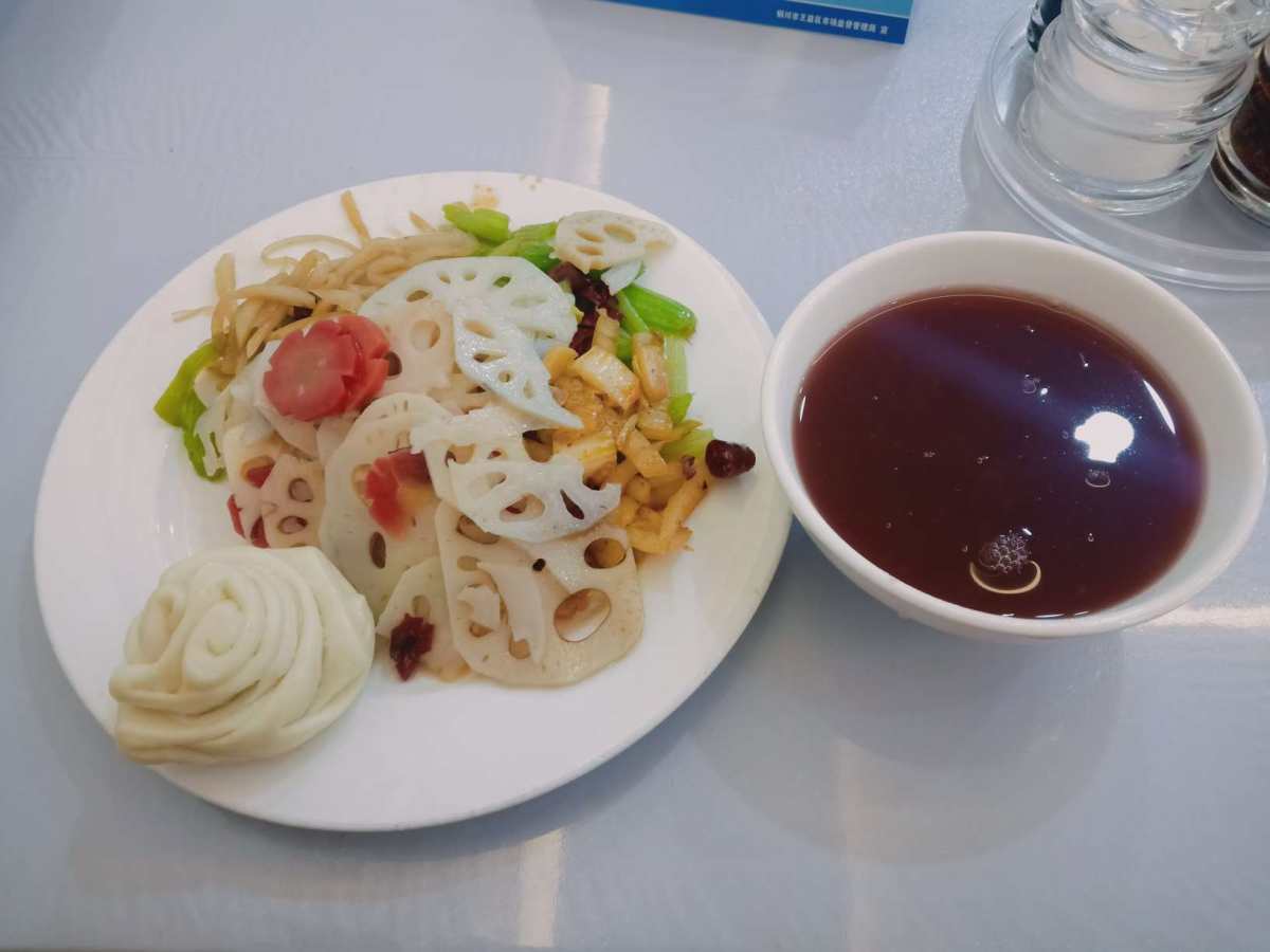 春季万物复苏，也是吃野菜的好季节，今天午饭做了白蒿麦饭，真的