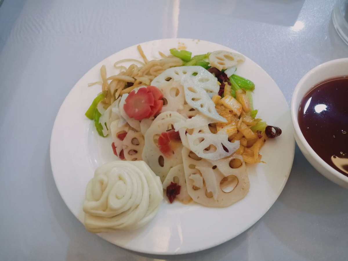 春季万物复苏，也是吃野菜的好季节，今天午饭做了白蒿麦饭，真的