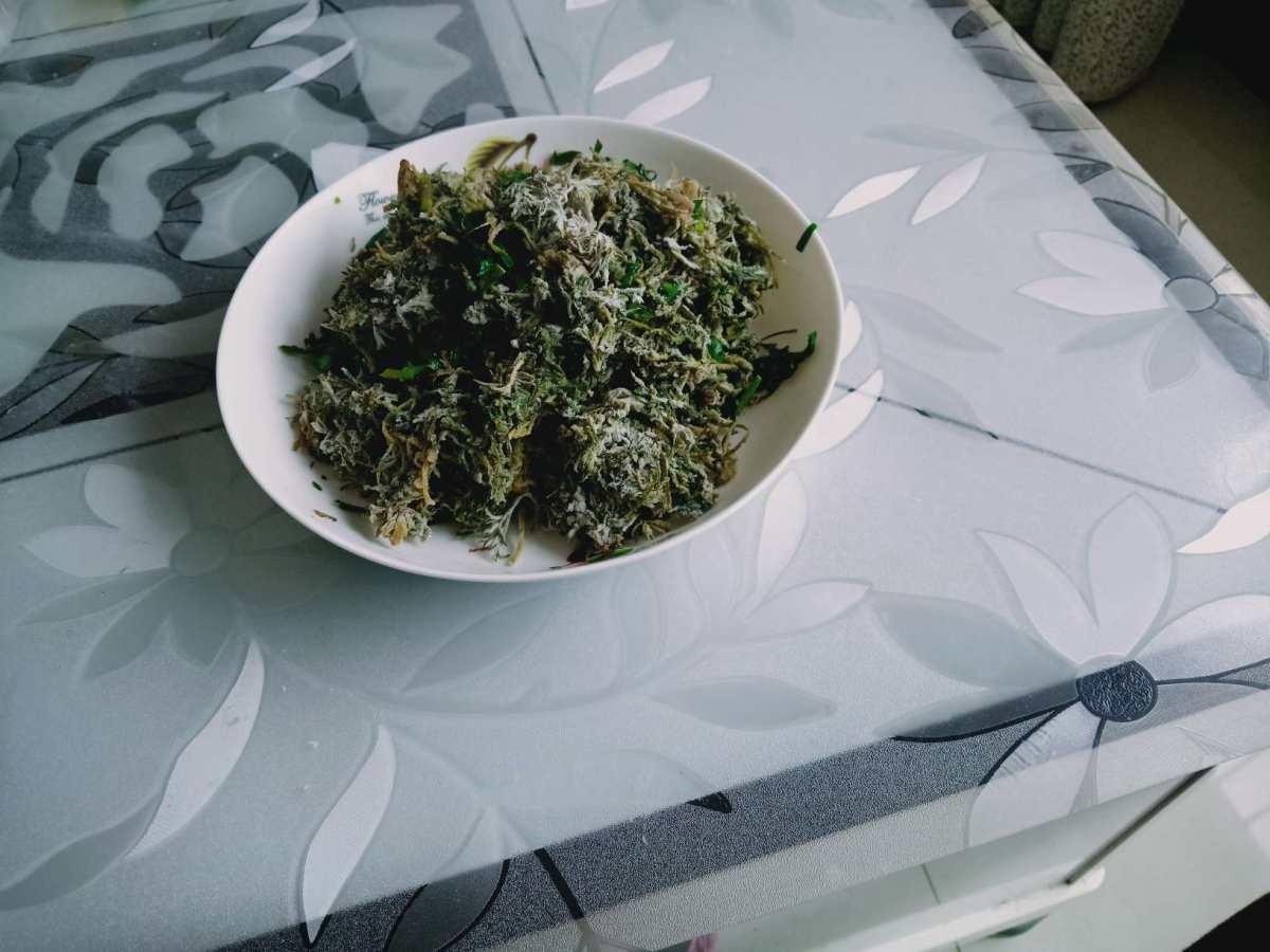 春季万物复苏，也是吃野菜的好季节，今天午饭做了白蒿麦饭，真的