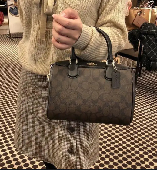 COACH包包作为奢侈品的入门级轻奢品牌，不管是国内外都超级