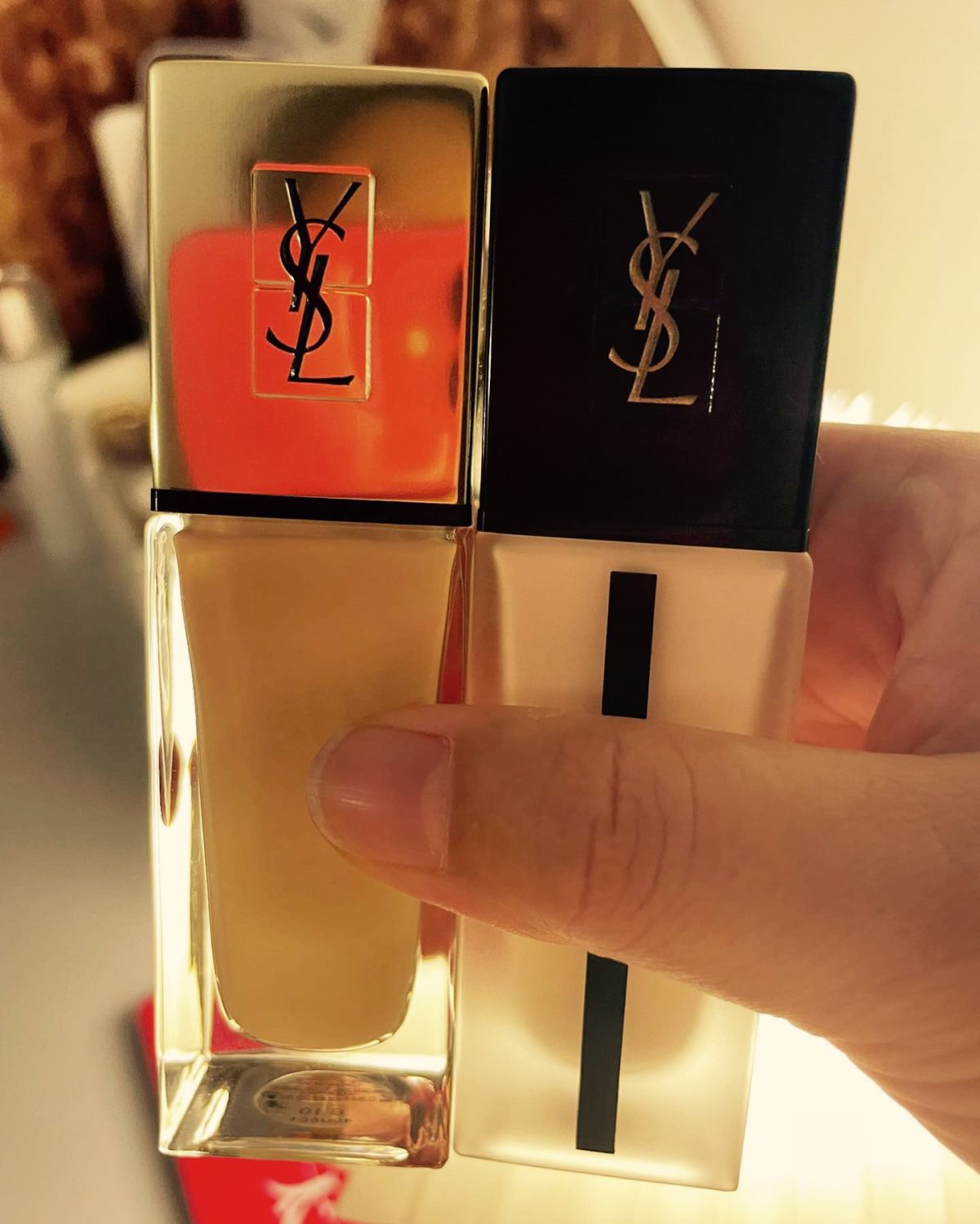 右边：恒久粉底液      色号：BR05 左边：超模精华粉