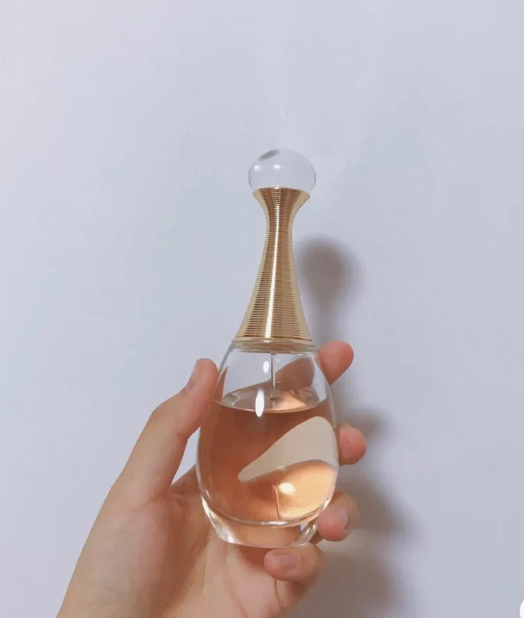 迪奥真我系列比较常见的分为浓香、纯香、淡香。 主调都是花香，