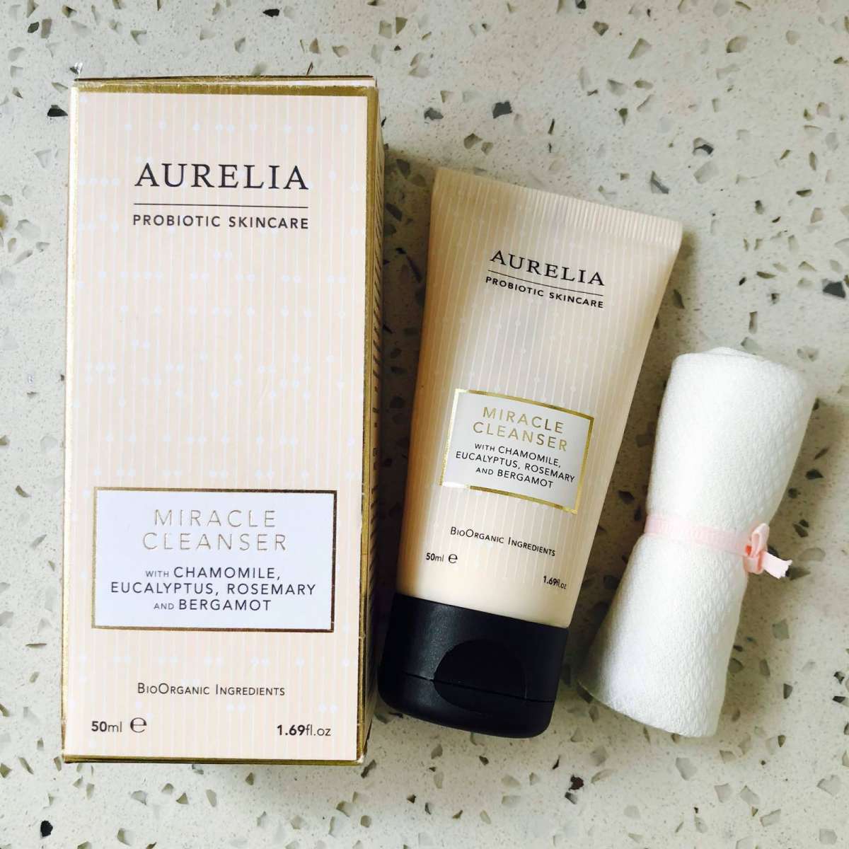 姐妹们都知道益生菌可以吃的平衡肠道菌群，但是可以直接涂抹的益