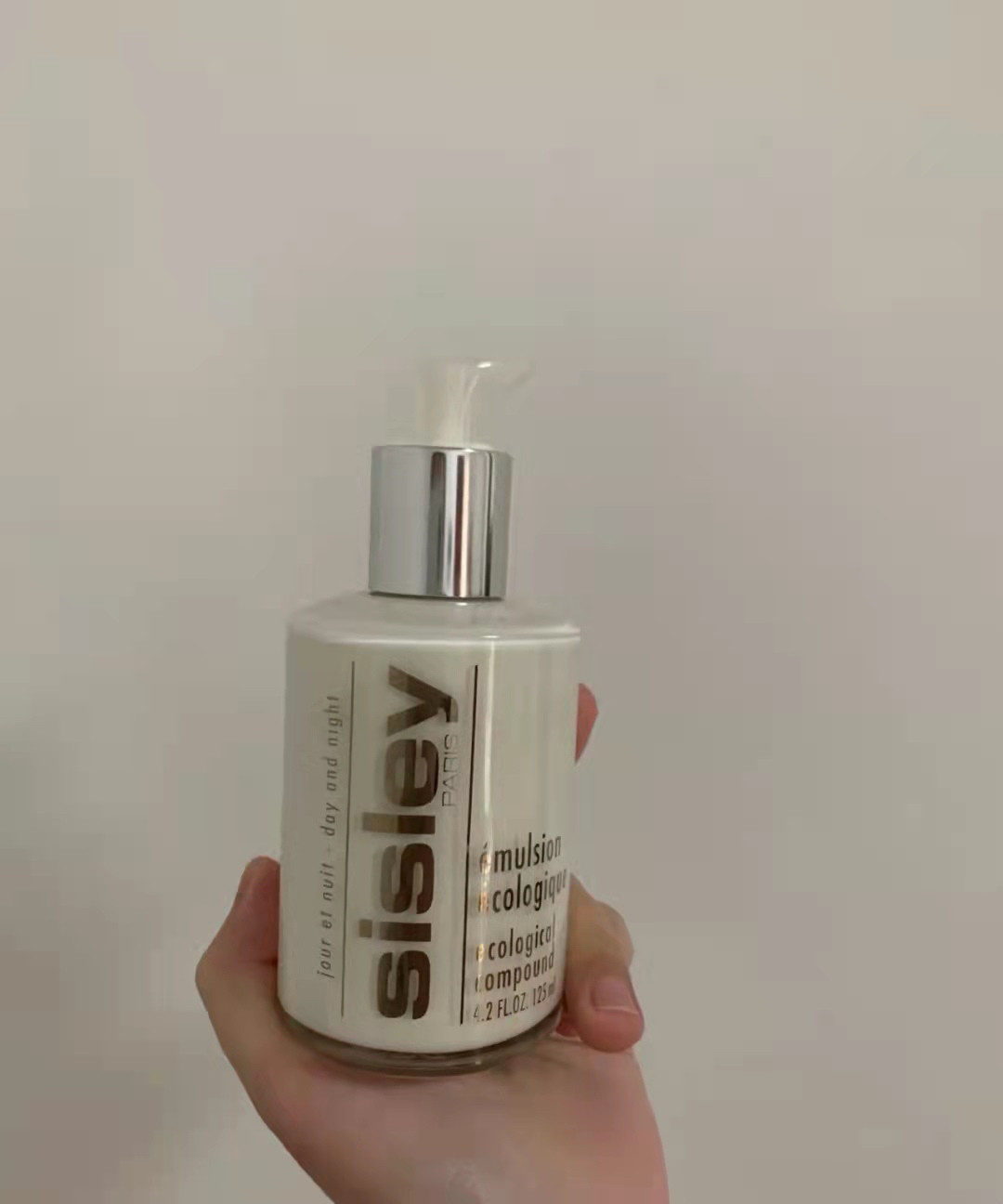 这两款乳液大家一定都知道，但是知道吗？雅诗兰黛的大白瓶其实是