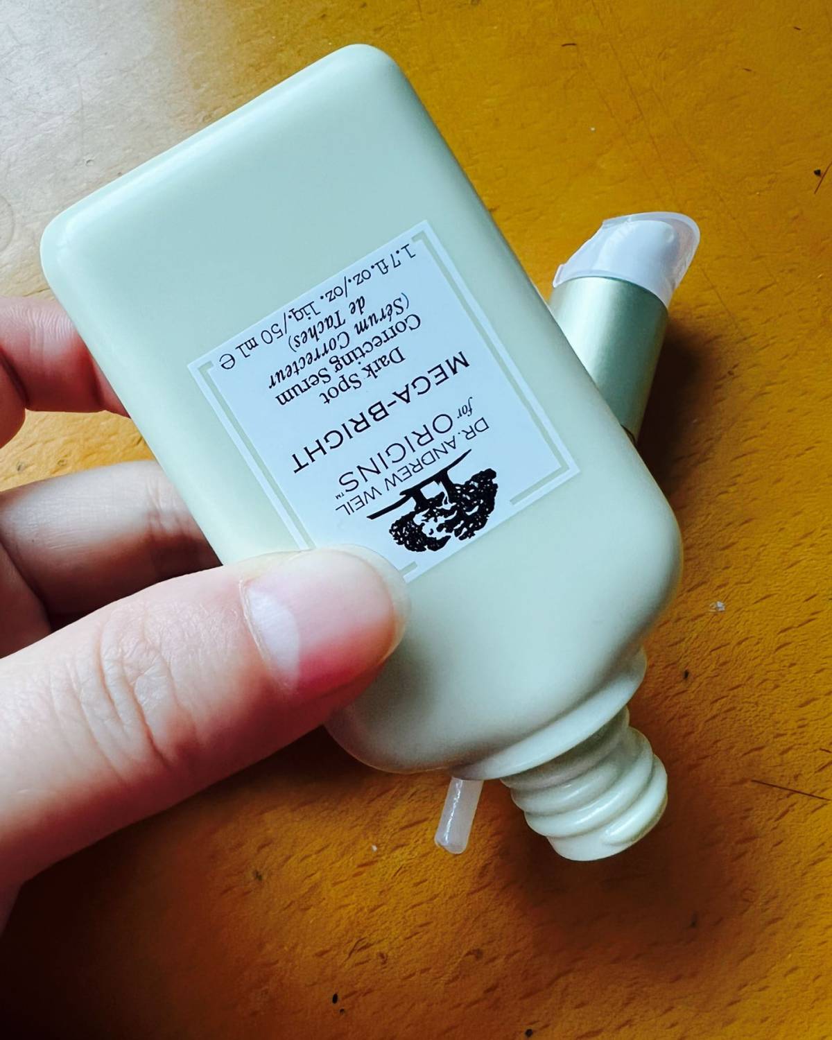 悦木之源刺梨精华  精华液微稠，然后液体淡黄带有微光闪，里面