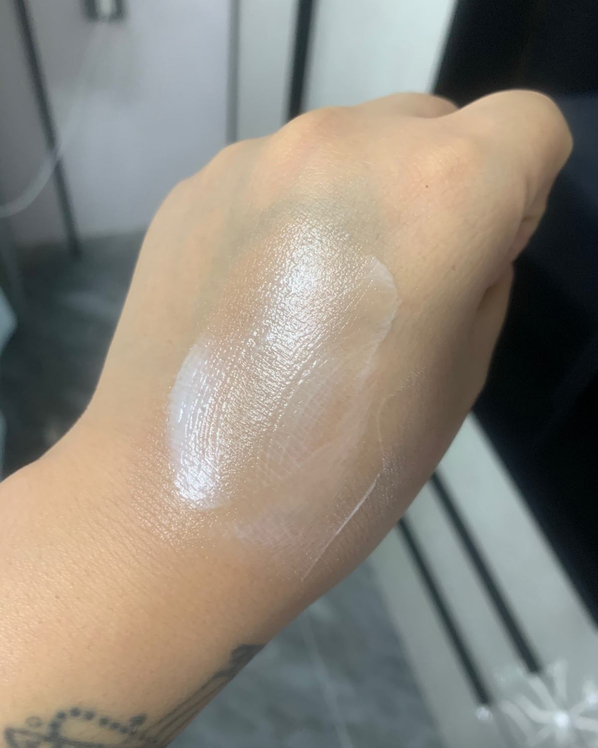 除了紫瓶的，我还有更加保湿的白瓶的。  很少有人会买M A 