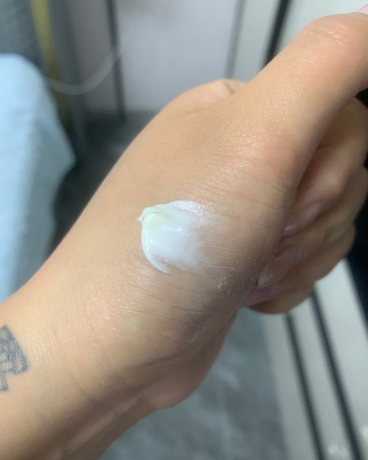 除了紫瓶的，我还有更加保湿的白瓶的。  很少有人会买M A 