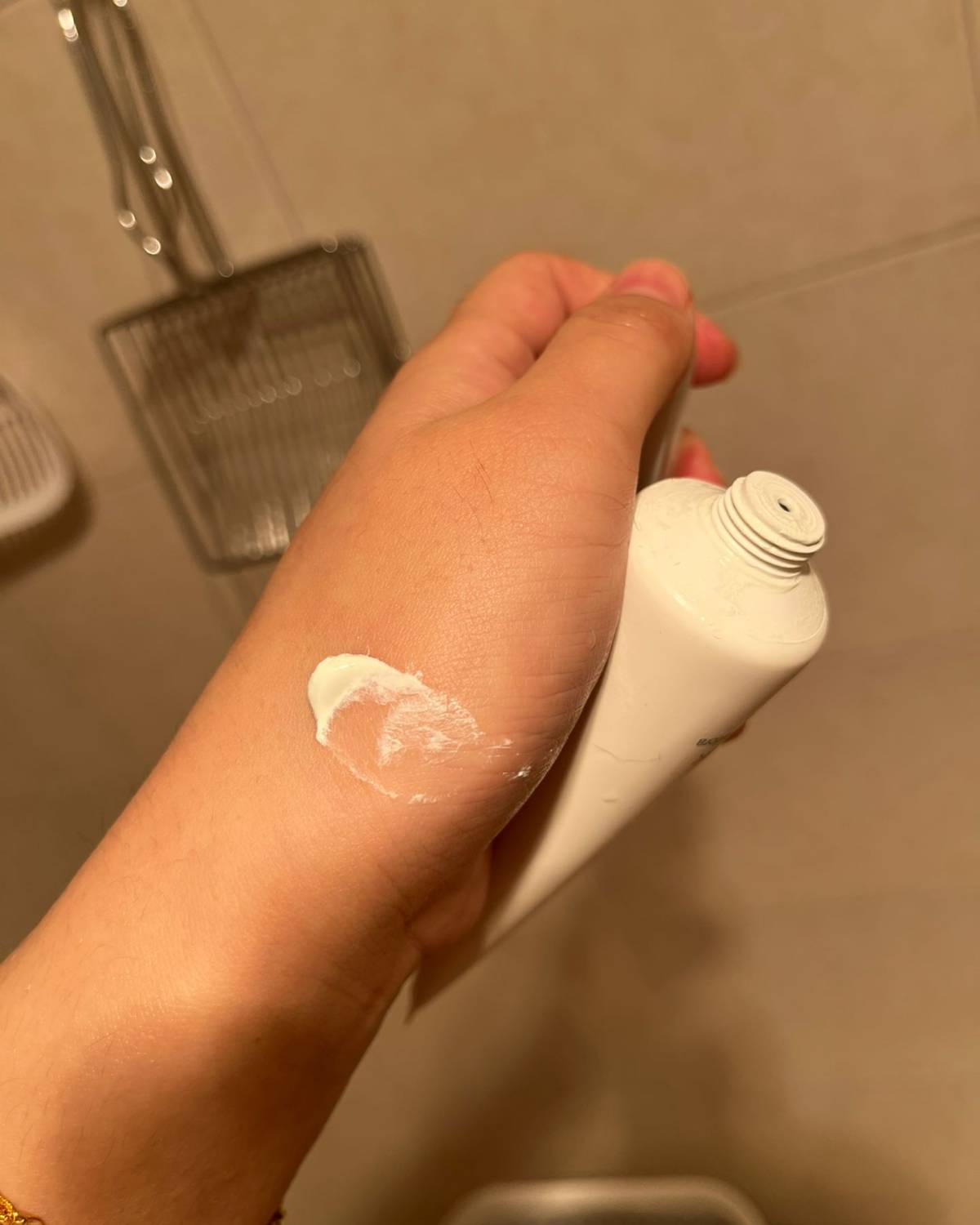 它的清洁的感觉跟白泥很像，程序也是一样，抹上去厚涂，然后等干