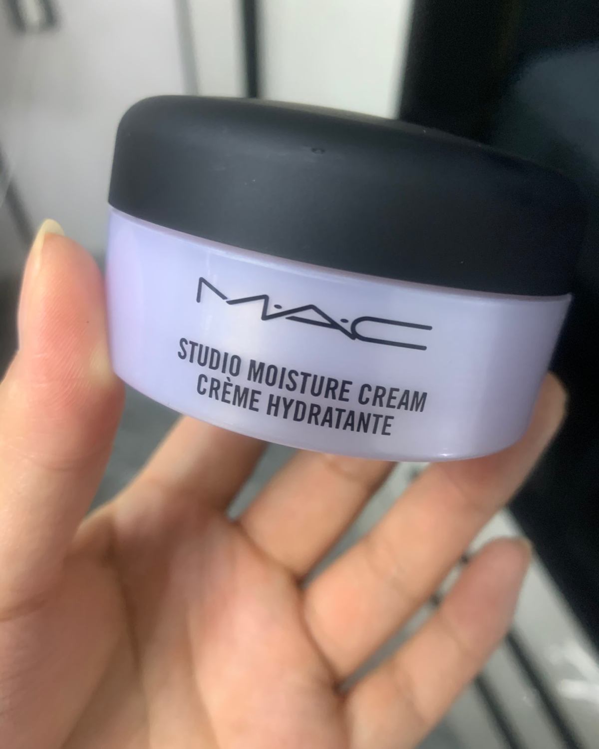 除了紫瓶的，我还有更加保湿的白瓶的。  很少有人会买M A 