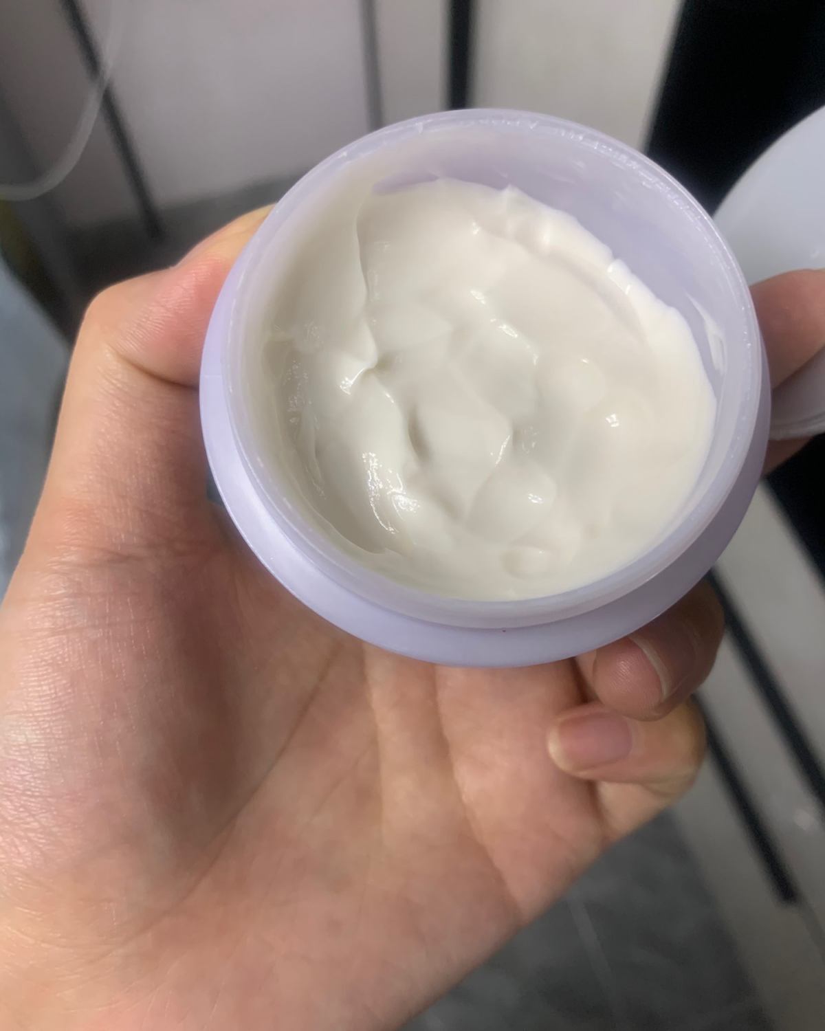 除了紫瓶的，我还有更加保湿的白瓶的。  很少有人会买M A 