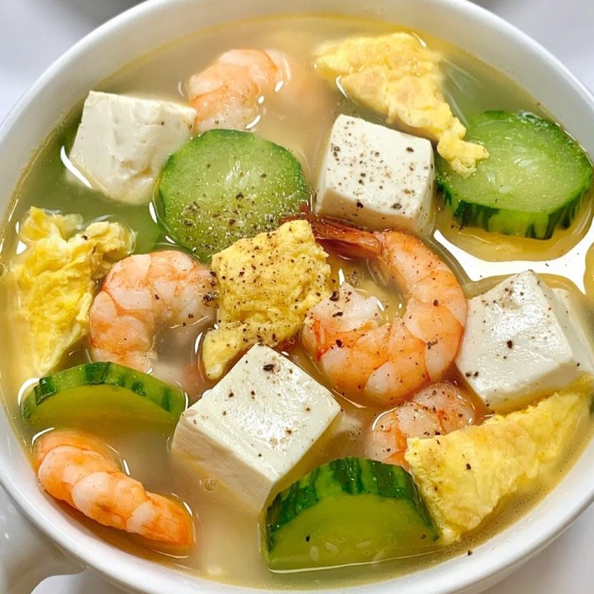 食材：鲜虾、黄瓜、豆腐、鸡蛋 煮法：先将水烧开后，依次放入豆