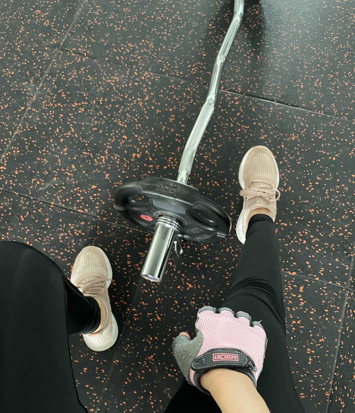 朋友叫出去下午茶，倔强的，只喝咖啡，小吃，只吃沙拉鸡胸肉！是