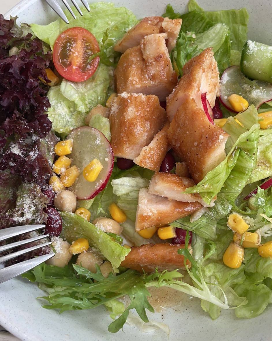 朋友叫出去下午茶，倔强的，只喝咖啡，小吃，只吃沙拉鸡胸肉！是