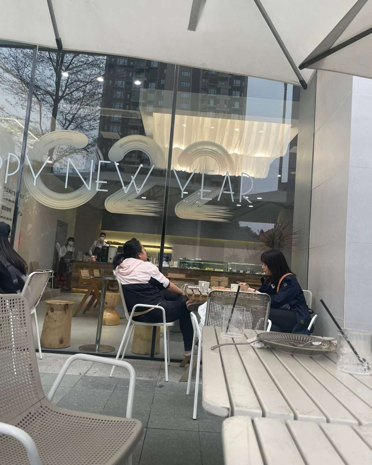 朋友叫出去下午茶，倔强的，只喝咖啡，小吃，只吃沙拉鸡胸肉！是