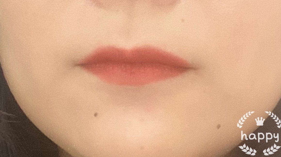 点开的姐妹们有猜到是哪个品牌不？铛铛铛，就是完美日记唇釉。 