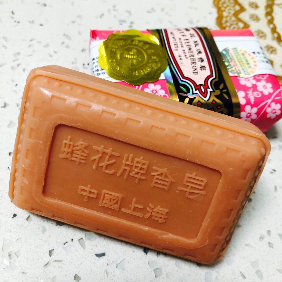 国货宝藏单品非上海制皂厂的蜂花檀香皂莫属啦！现在估计渐渐淡出