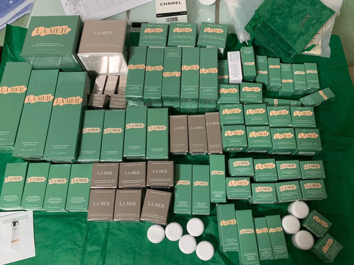 买了正装送了好多小样，正装还在用着，用不完了🤑🤑🤑。 