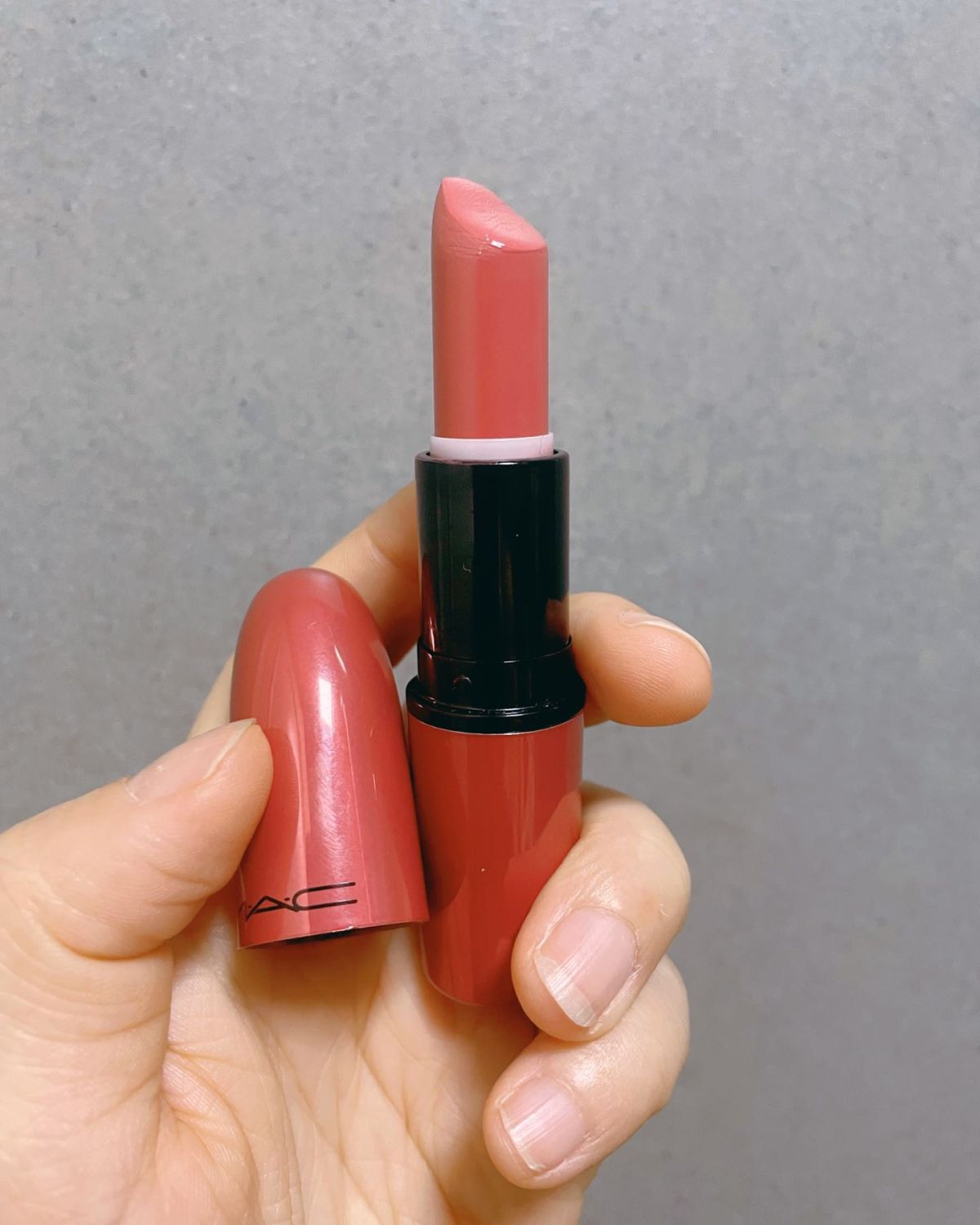 🌈MAC的这款西柚色，是我心里的百搭款。化妆or素颜都可以