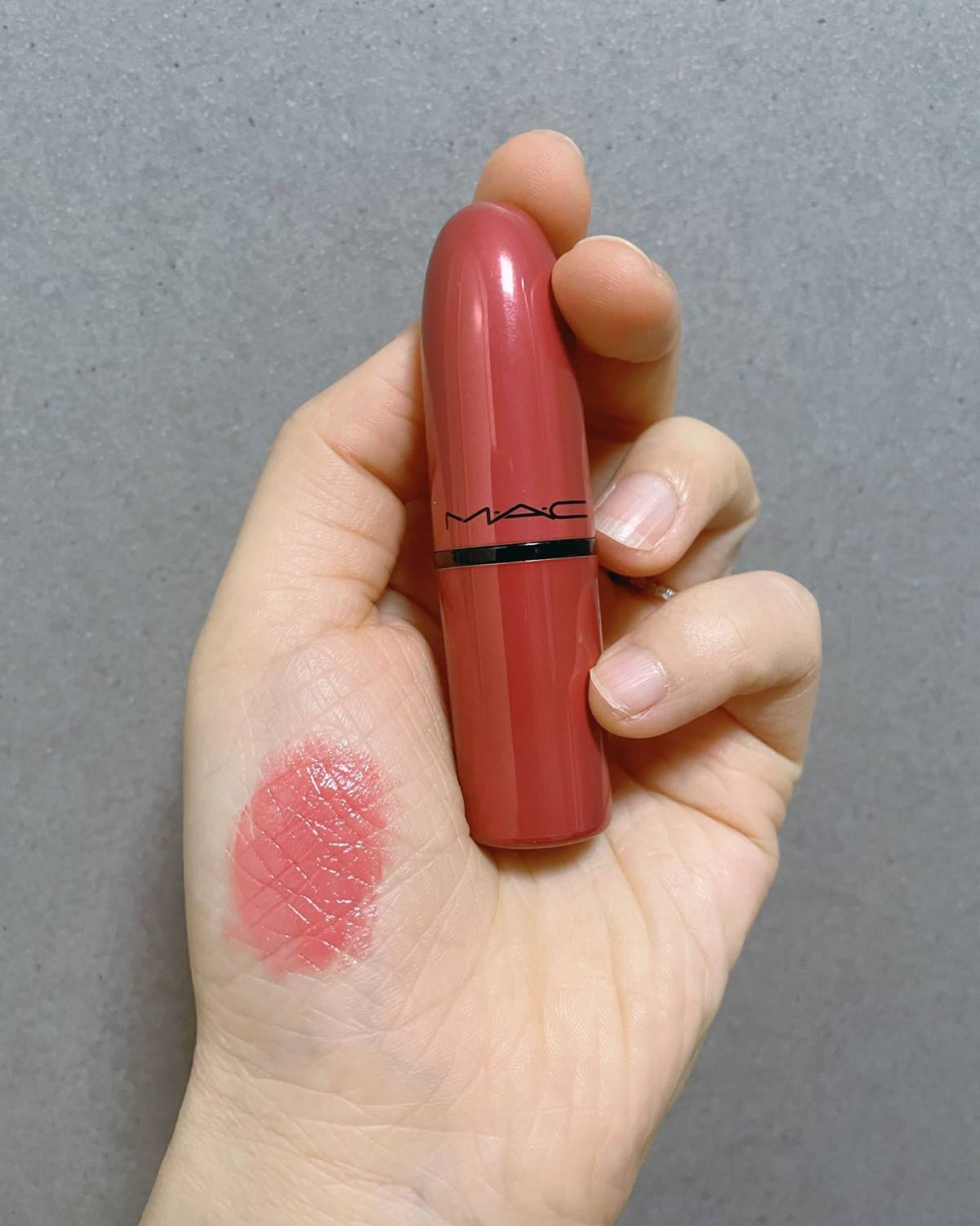 🌈MAC的这款西柚色，是我心里的百搭款。化妆or素颜都可以