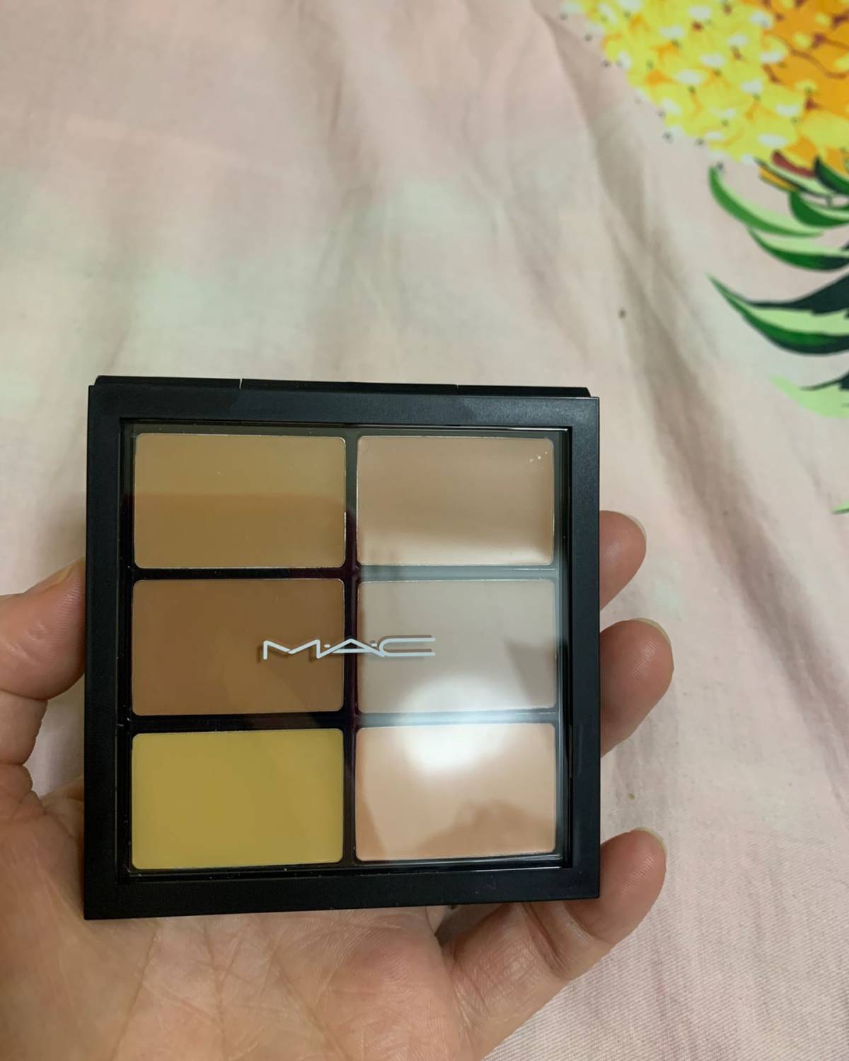 medium色号，比较适合小麦肤色、欧美妆容、修容调色都可以