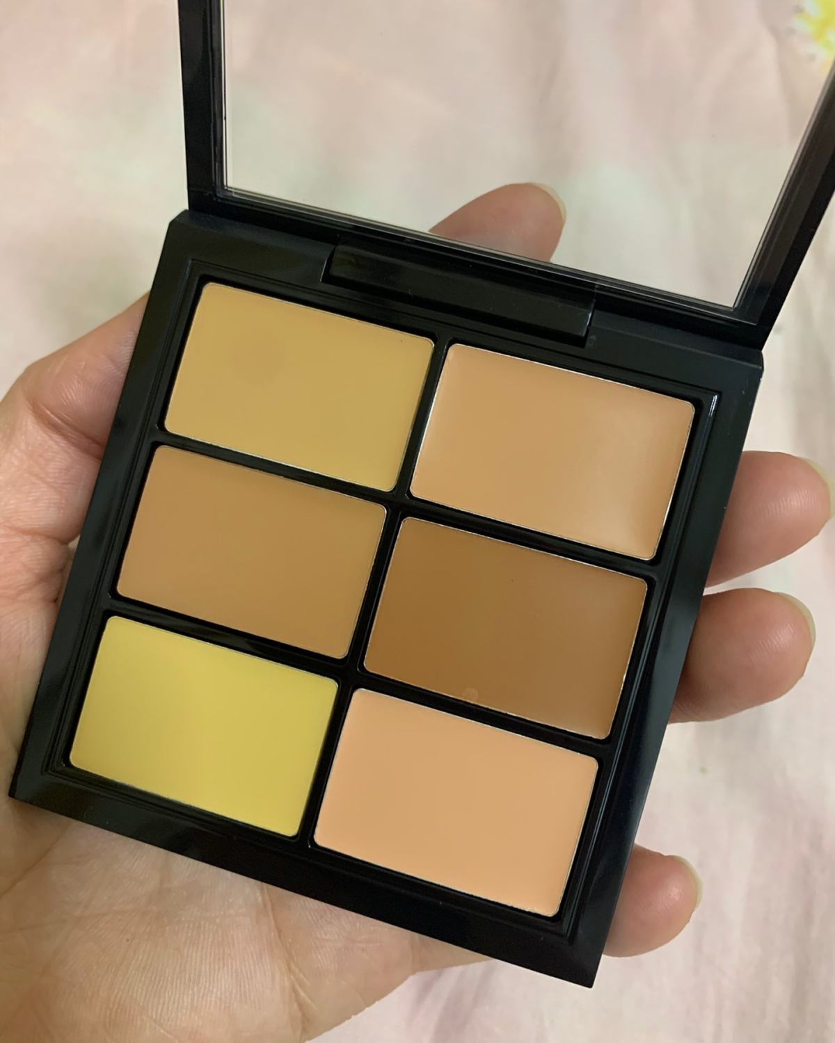 medium色号，比较适合小麦肤色、欧美妆容、修容调色都可以