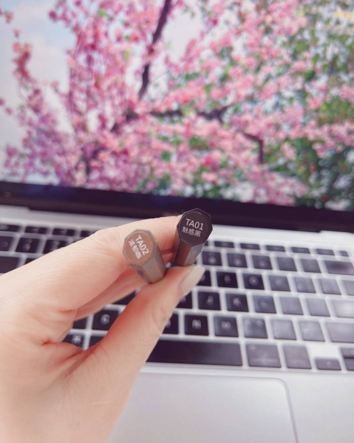 为了介绍这支眼线笔， 我特意的去翻了一下我的订单购物记录💔