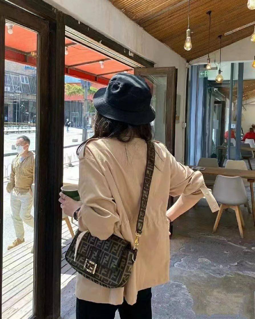 国内现货Fendi芬迪 法棍包中号  焦糖色老花 无敌炸 太