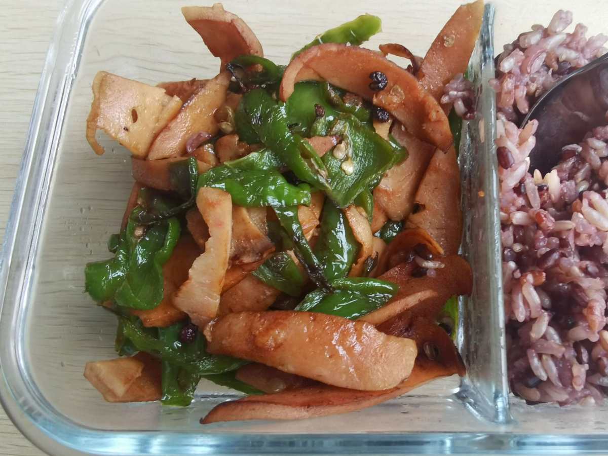 ✨早上吃的达利园的全麦小面包，吃了两个，然后中午炒的青椒炒火