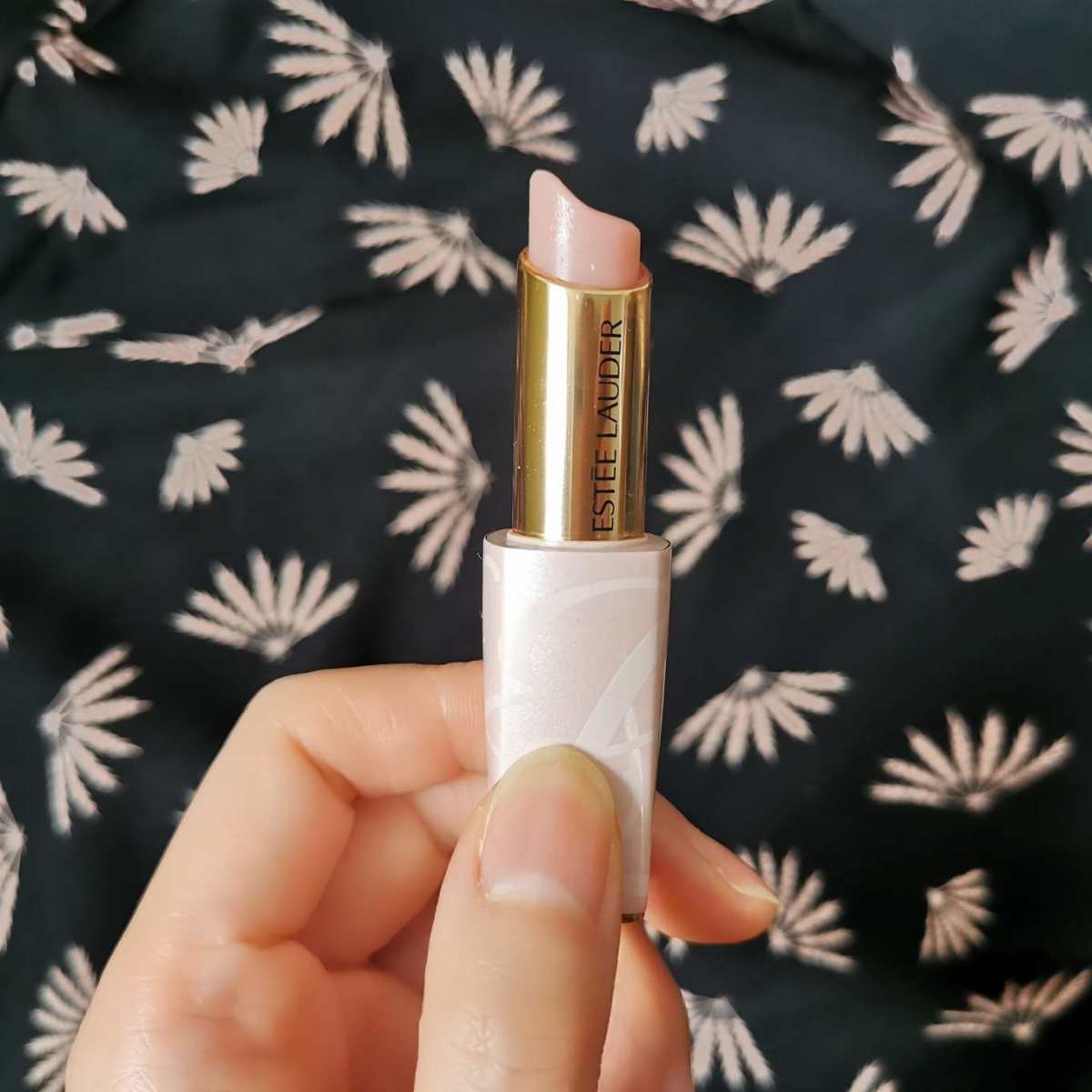 其实这只雅诗兰黛的变色润唇膏，是我当初下单时候的凑单品，想着