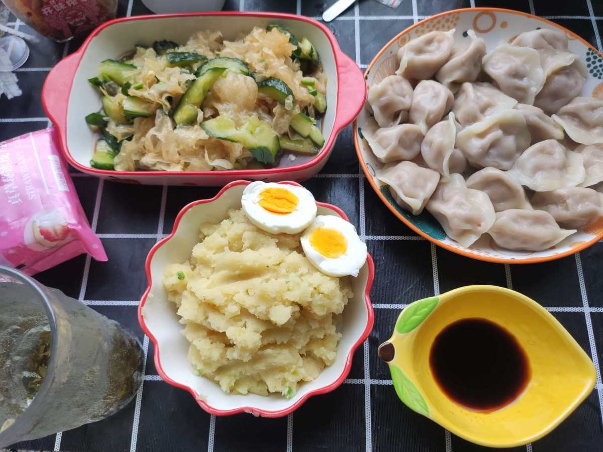 今日吃了水煮蛋，土豆泥，黄瓜拌银耳，还有饺子。 饺子是思念家