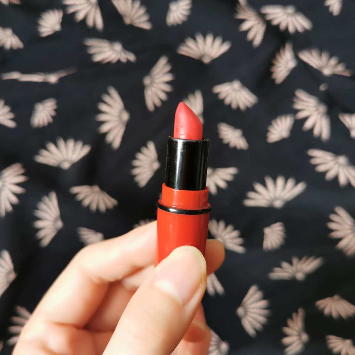这只Mac**头口红，是从Mac的圣诞口红套装里面拆出来的，