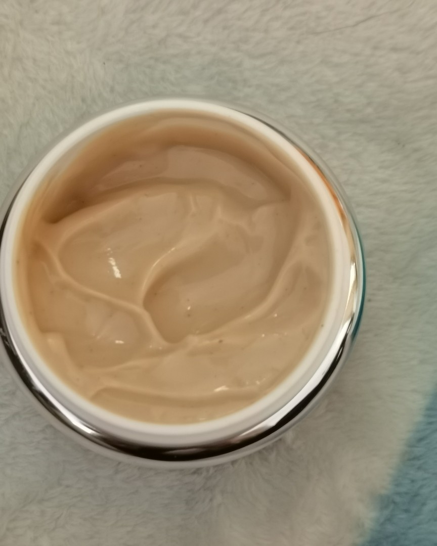 格莱魅的蓝罐面膜一直不是很出名，但是真的超好用，特别适合干皮