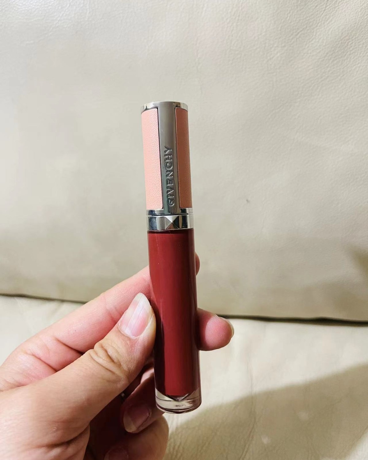 这款唇釉贼清透，贼水润的木质玫瑰色，很特别的烟熏调，涂上很好