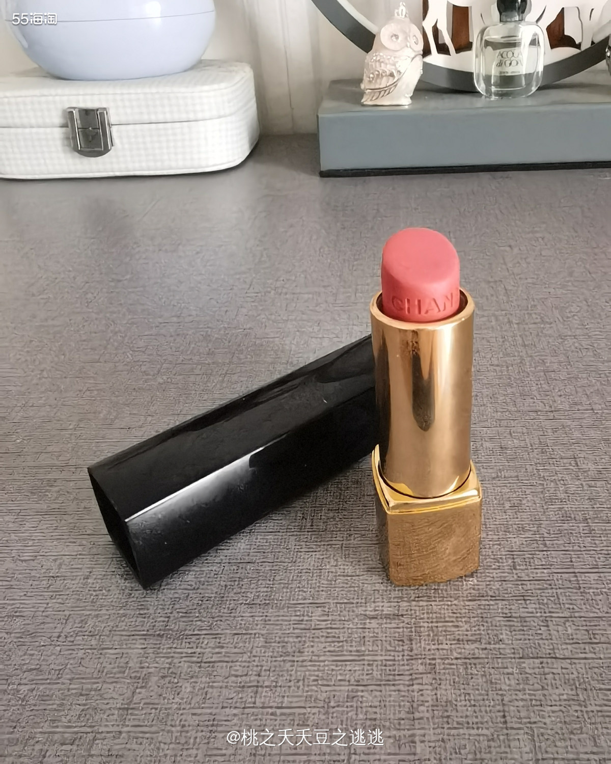 当时最火的是香奈儿丝绒45号，气场超强的正红色～然后我去**