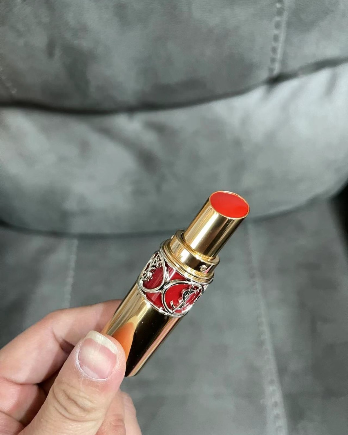 特别喜欢的一支圆管口红，它的光泽感也太nice了吧！元气又少