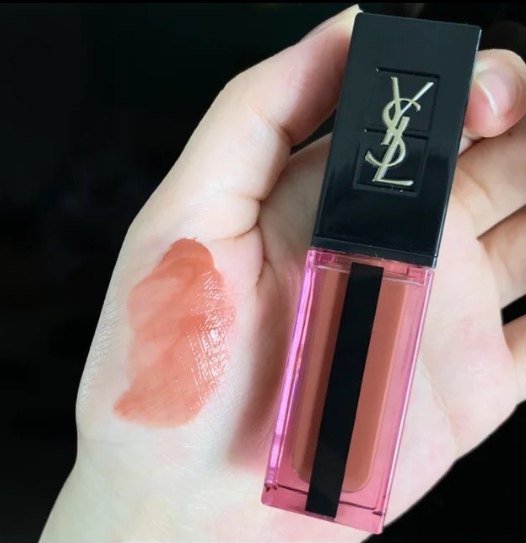 ✅唇釉里面我最爱的当属奶茶色，真的是怎么涂怎么好看。YSL6