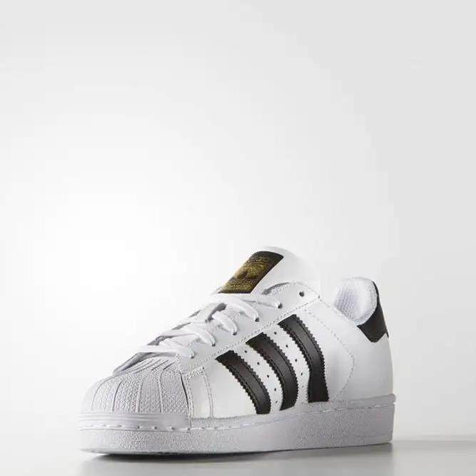 Adidas的鞋子一直是我的心头好，设计好看穿着有很舒适 像