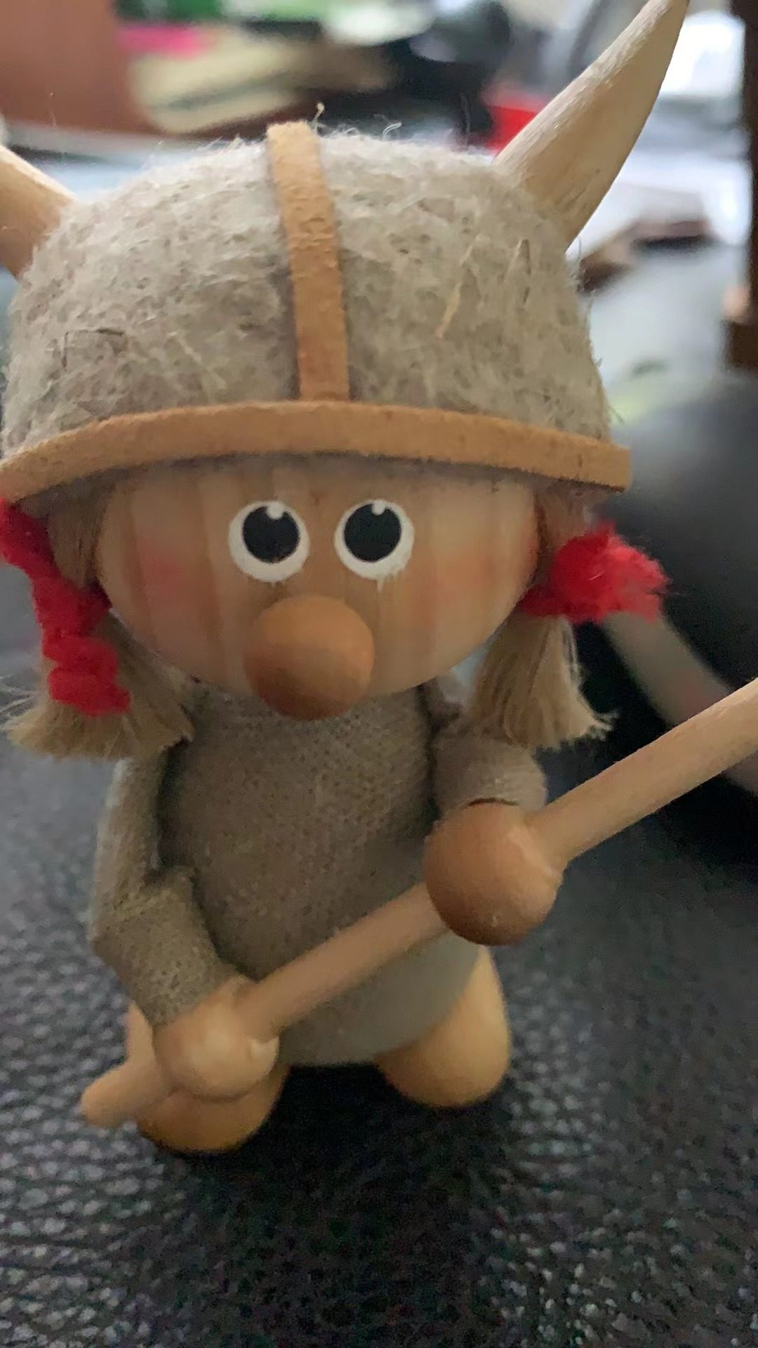 超可爱的一个小木偶哈哈，太有爱了，爱不释手，放在电脑桌旁，就