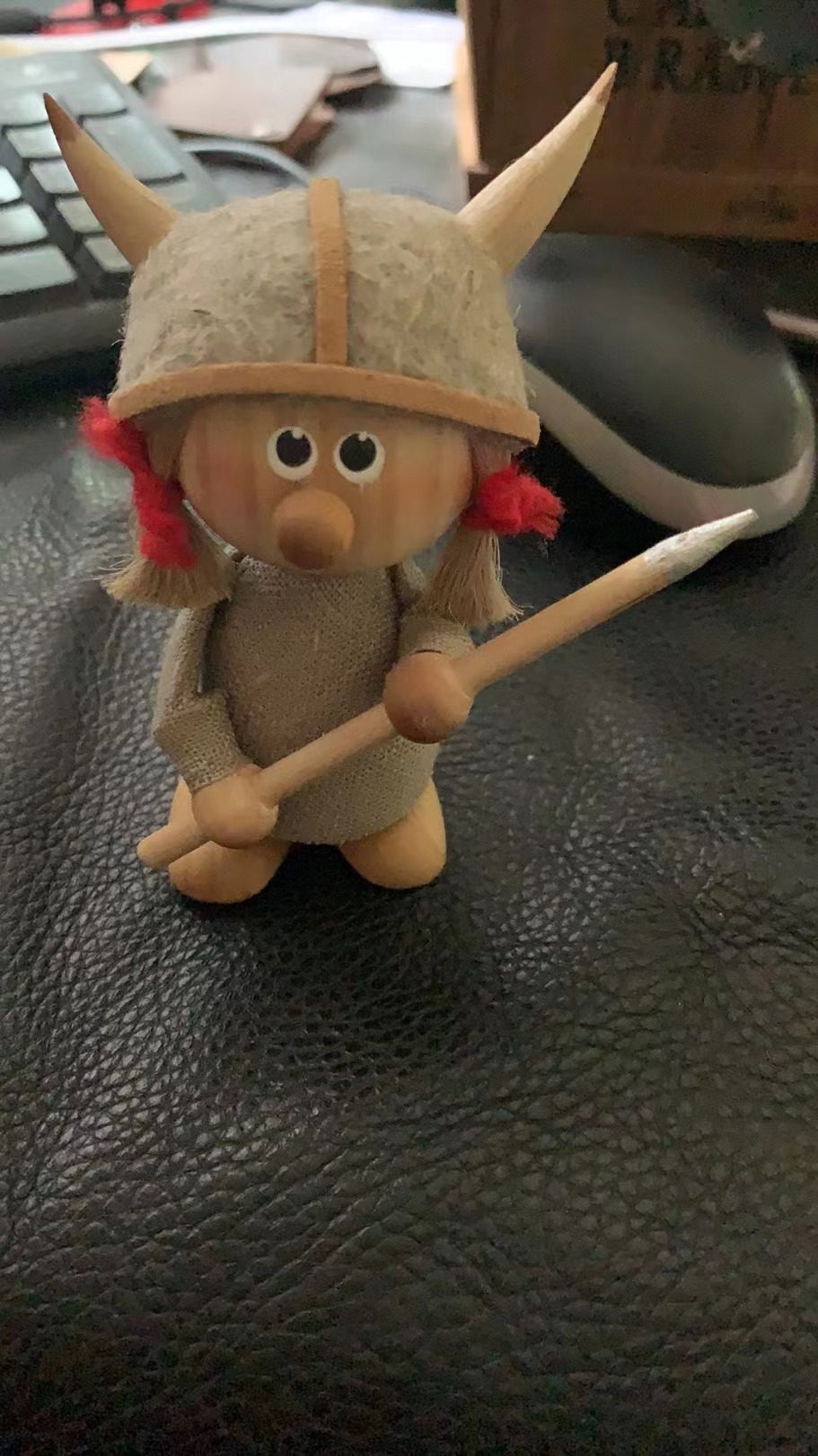 超可爱的一个小木偶哈哈，太有爱了，爱不释手，放在电脑桌旁，就