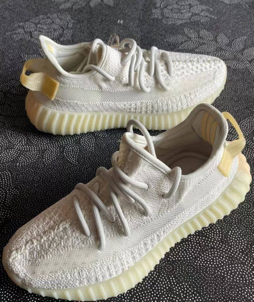 🌻adidas Yeezy 350，这双鞋采用白黄配色，多