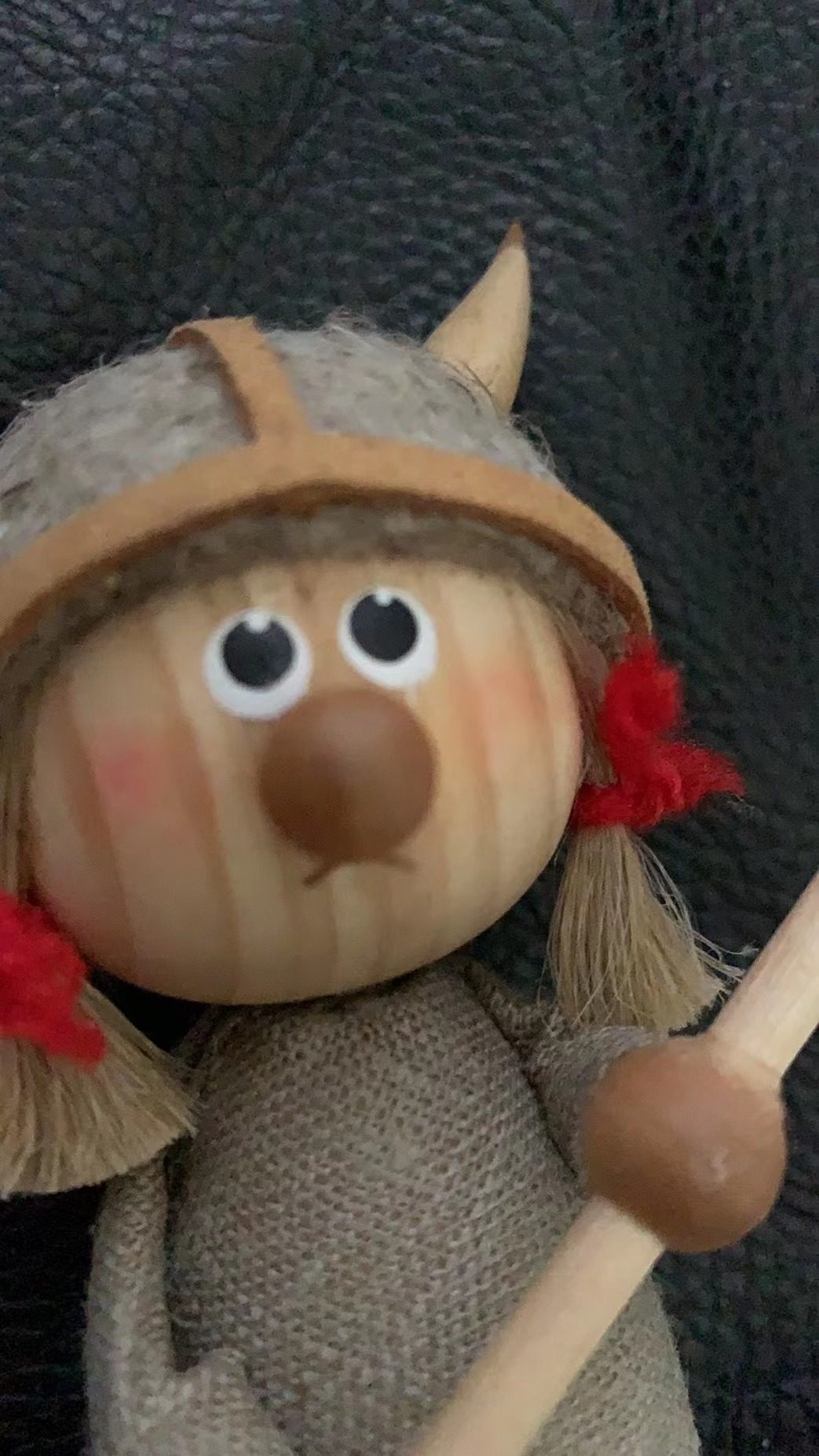 超可爱的一个小木偶哈哈，太有爱了，爱不释手，放在电脑桌旁，就