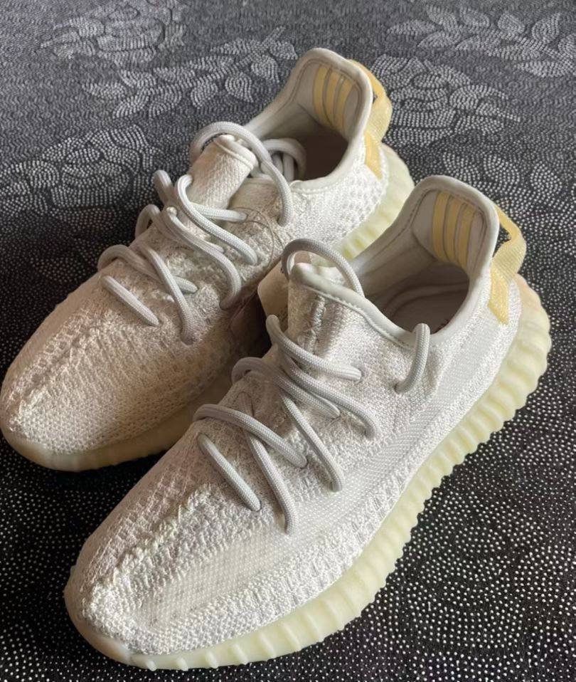 🌻adidas Yeezy 350，这双鞋采用白黄配色，多