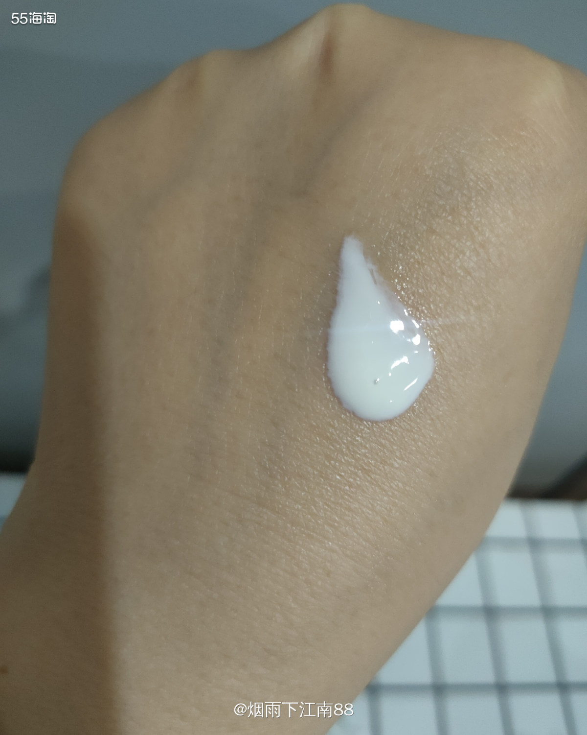 安耐晒小金瓶是我在夏季户外活动时比较喜欢的霜，高倍指数SPF