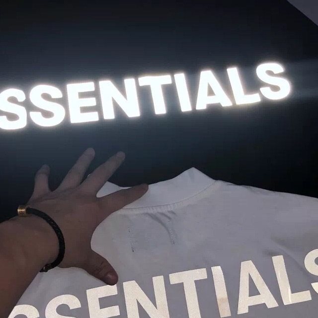 StockX不仅可以找到当季时髦鞋款，还有潮牌服饰可以选择。